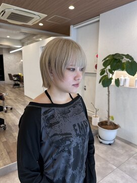 ウタリ(utari) レイヤーショート【難波 桜川/ケアブリーチ】