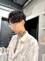 エン(en.)&nbsp;癖毛を活かしたセンターパート×メンズミディアム