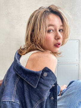 テイラー(Taylor) ［Taylor］☆大宮　ミルクティーベージュ×外ハネミディ