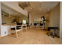 ヘアーデザイン フルーツ(Hair Design FRUITS)の雰囲気（芦屋イズデザイン岡田光司氏 が手掛けた家具と空間。）