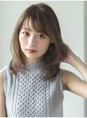 透明感アッシュベージュとハッシュカットレイヤーミディアム