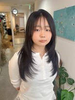 クイ(quii) 韓国風ロングレイヤーで柔らかく動く暗髪スタイル