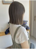 ぱつっと寒色ベージュ