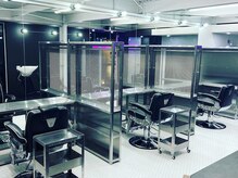 無骨な雰囲気の店内で待ってる時間や施術中の時間もカッコよくお過ごしください。【草津/メンズ/個室】