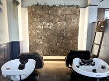 フルリール バイ シェリー(FLEURIR by cherie)の雰囲気（木目調で落ち着くシャンプーブース♪）