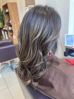 フェイバリットビューティシャルム(Favorite Beauty Charme) 白髪ぼかしハイライト×コテ巻きスタイル×上大岡駅近く