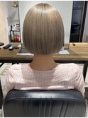 透明感ミルクティーベージュとぱつっとボブ