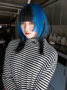 ロジ(loji) 鮮やかな青と黒のコントラストデザイン