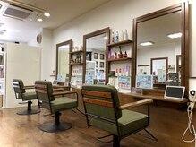 ヘアーズ ベリー 竹鼻店(hairs BERRY)の雰囲気（窓が大きいので光がたくさん入る造りになっています。）