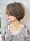 オリーブベージュの前髪長めショートボブ青山表参道
