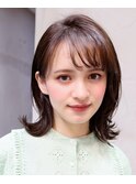 耳かけロブヘアの外ハネスタイル