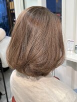 ユーアンドアイ(you & i) ブリーチなしで楽しむ白髪染め|ベージュカラーのやわらかボブ