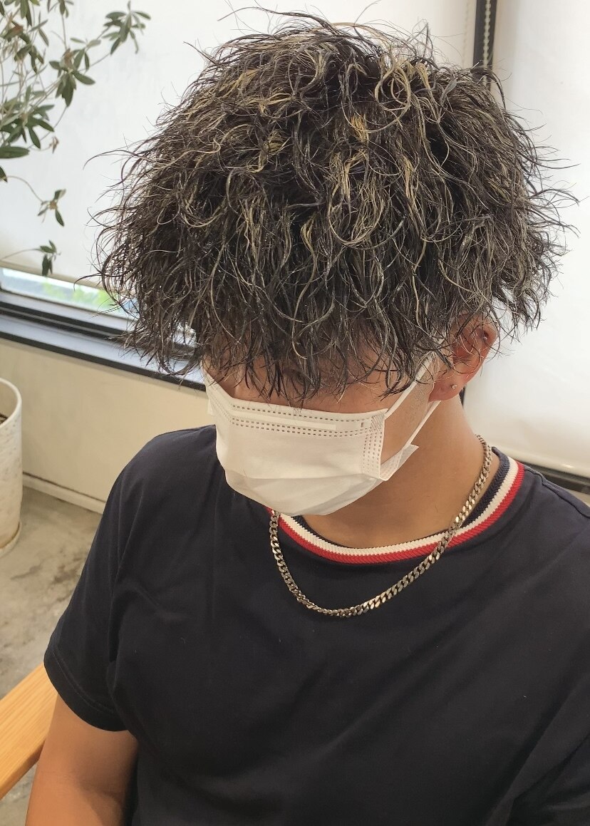 ツイストスパイラルパーマツイスパハイライト刈り上げマッシュ