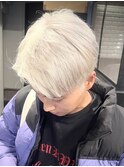 1000プラチナグレージュハイトーンカラーモテ髪刈り上げショート