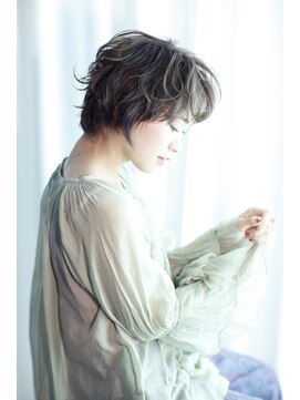 ループス(Roops) 外国人風ハイライト×フレンチショートヘア