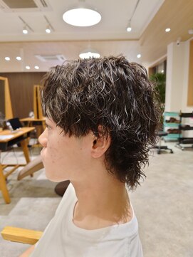 ビスポーク(BESPOKE) 色気がダダ漏れ◎ハネ感ツイスパのセンターパートウルフ