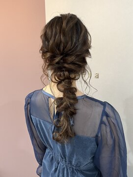 ミラ(Mila) ニュアンス柔らか編みおろしヘア＊結婚式お呼ばれ