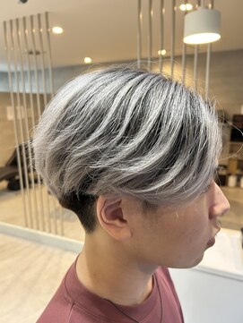 シャルムヘアー(charme hair) ショートヘアでも楽しめるホワイトバレイヤージュ