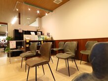 ファーストぷらすの雰囲気(広々とした開放的な待合室&多席数でスムーズにご案内)