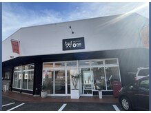 ウィン(Onn)の雰囲気(大きな窓で明るい店内です。)