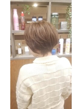 ウキュウ(Ukyu) 明るめ×ショート×大人可愛い