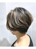 キミトヘアデザインアンドスパ(Kimito Hair design&spa)&nbsp;コントラストカラーを楽しむ　大人女性のハンサムショート