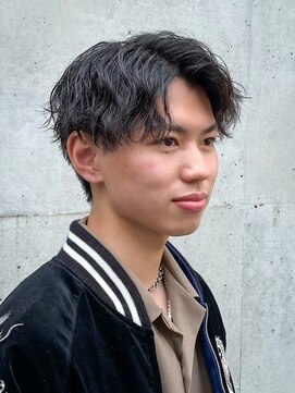 クロムトウキョウ ザ バーバー ネオン 新宿店(CHROM TOKYO the Barber ne/on) センターパート/ツイストスパイラルパーマ