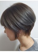 軽めの耳掛けショート