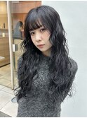 濡れ感ウェーブ×重めバングのモードスタイル