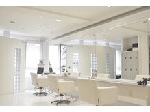 ヘアメイク ルエル(Hair Make Ruelle)の雰囲気（清潔感のある店内で幅広い年代のお客様にご来店して頂いています）