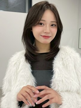 ミディアムレイヤー レイヤーカット グレージュ 透明感カラー