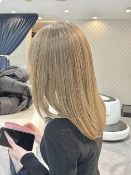 エアー 青山(AIR) ミルクティーベージュハイトーンカラーブリーチレイヤーカット