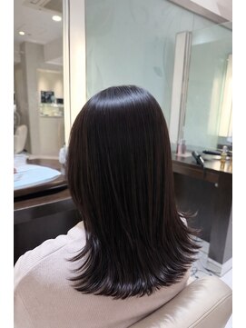 ヘア&エステ ヒロイン 西武池袋店 ツヤ際立つナチュラル黒髪ストレート