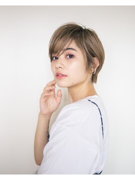 ピズム(PISM) 耳かけカジュアルイメチェンショート/フォギーベージュ