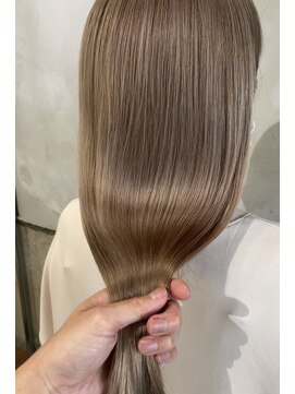 ザ デイ(THE DAY) 艶々のハイトーンベージュ【グレージュ】