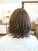 毛先の軽いふんわりミディアムパーマスタイル