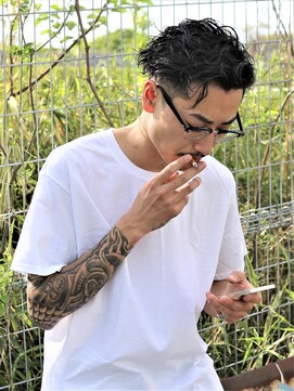 ガズル ハラジュク(GUZZLE HARAJUKU) *無造作ツイストスパイラルスタイル　スーツモテ髪型黒髪パーマ*