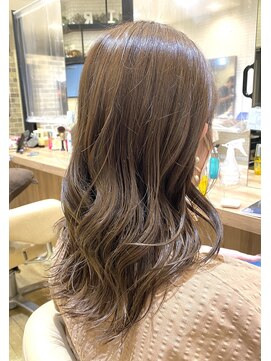 ヴィサージュ ユニール(VISAGE unir) 【泉 果穂】ふわっとレイヤー×グレージュカラー