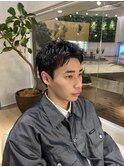 黒髪スパイキーショート襟足ありメンズヘア短髪パーマ