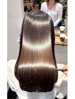 キニ(KINI)の写真/【艶髪を生み出す最新髪質改善】くせ毛・うねりのお悩みをダメージ最小限に髪質改善。快適で美しい艶髪へ