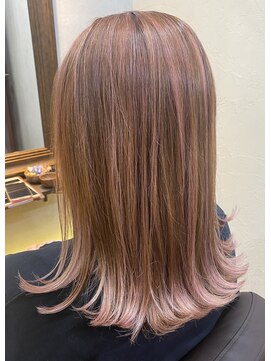 シェルビー 新宿(SHELBe) くびれミディアム×くすみピンクベージュ[新宿/白髪ぼかし]