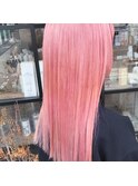 切りっぱなしヘアのホワイトピンクカラー