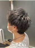 グレー
