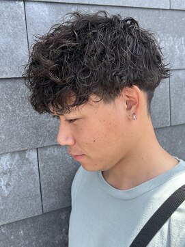 ヒュイル バイ ニアウ(Hwyl by Niau) メンズマッシュパーマ波巻スパイラルパーマニュアンスパーマ眉毛