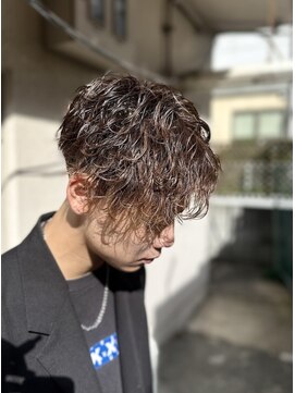 刈部倶楽舞 前下がり波打ちスパイラルパーマ/メンズパーマ/スキンフェード