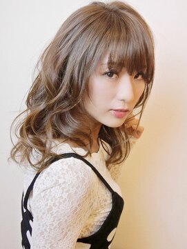 ブルームシエル(bloom ciel) ツヤ感×ゆる巻きの大人フェミニンミディ