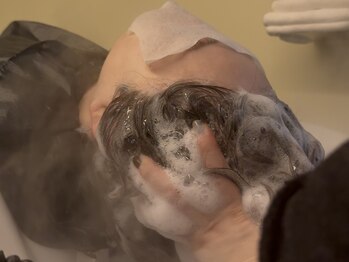ヌエラ(nuella.)の写真/半個室のようなシャンプースペースで、日常を忘れてまったりリフレッシュ◎