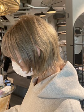 ロリム(RorriM) ハイトーンカラー　ウルフカット　シルバーベージュ