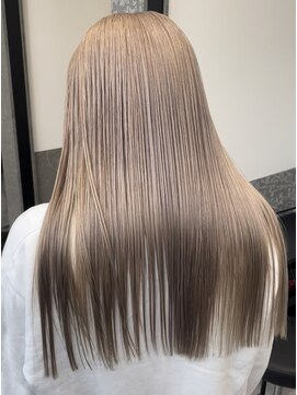 ヴァーディ オモテサンドウ(Vardy omotesando) ハイトーンロング・グレージュ・シルバーヘア・ベージュカラー