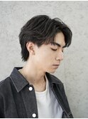 大人の抜け感を演出する、今トレンドのフェザーパーマ